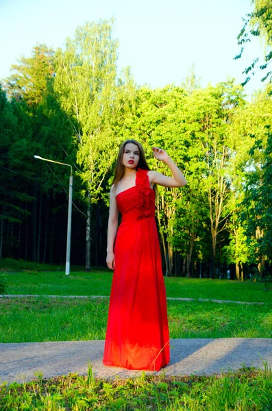 Belle fille en robe rouge — Photo