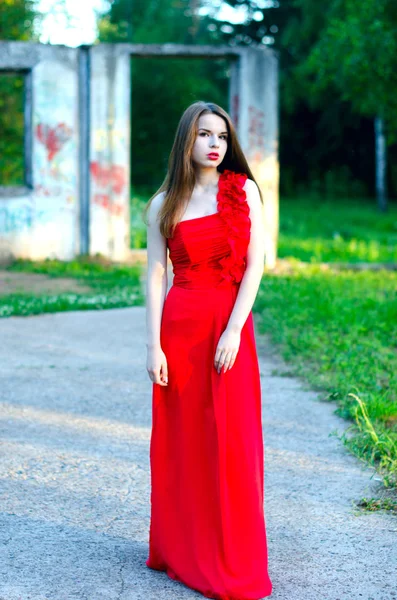 Krásná dívka v červených šatech — Stock fotografie