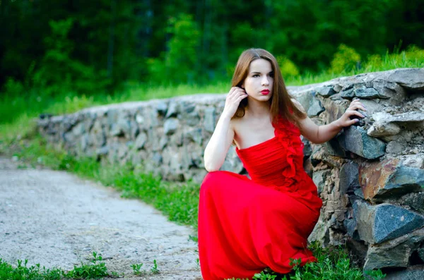 Bella ragazza in abito rosso — Foto Stock