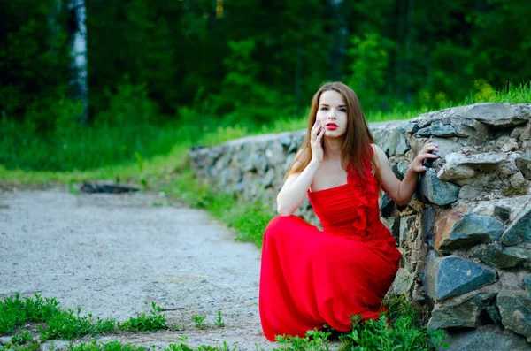 Schöne Mädchen im roten Kleid — Stockfoto