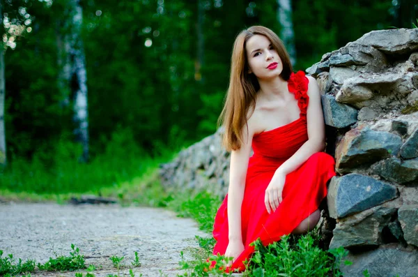 Belle fille en robe rouge — Photo