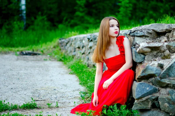 Bella ragazza in abito rosso — Foto Stock