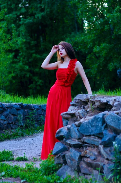 Belle fille en robe rouge — Photo