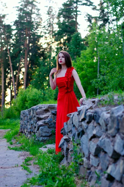 Belle fille en robe rouge — Photo
