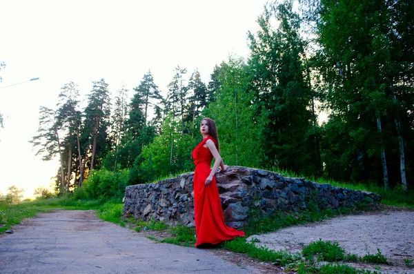 Belle fille en robe rouge — Photo