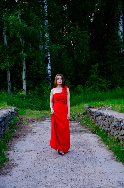 Belle fille en robe rouge — Photo