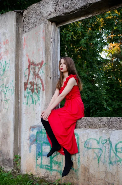 빨간 옷을 입은 아름다운 소녀 — 스톡 사진