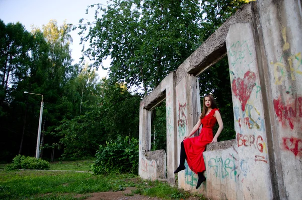 Frumoasă fată în rochie roșie — Fotografie, imagine de stoc