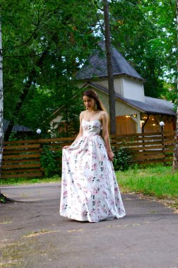 Beyaz elbiseli güzel kız.