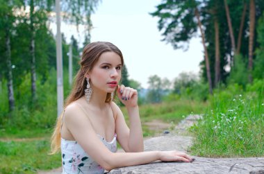 Beyaz elbiseli güzel kız.