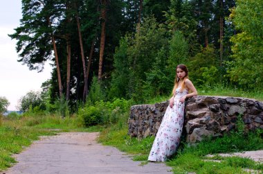 Beyaz elbiseli güzel kız.