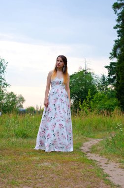 Beyaz elbiseli güzel kız.