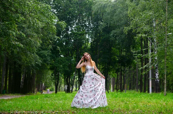 Menina bonita em um vestido branco — Fotografia de Stock