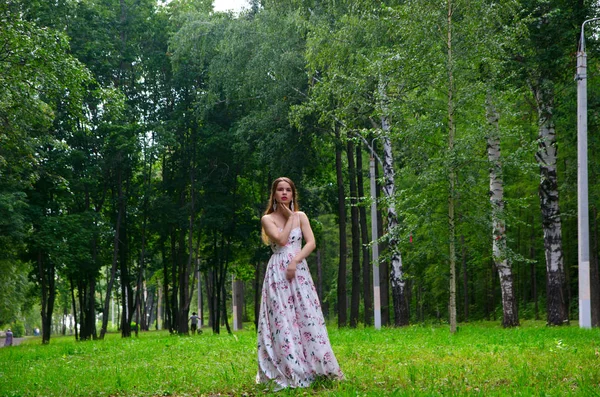 Belle fille dans une robe blanche — Photo