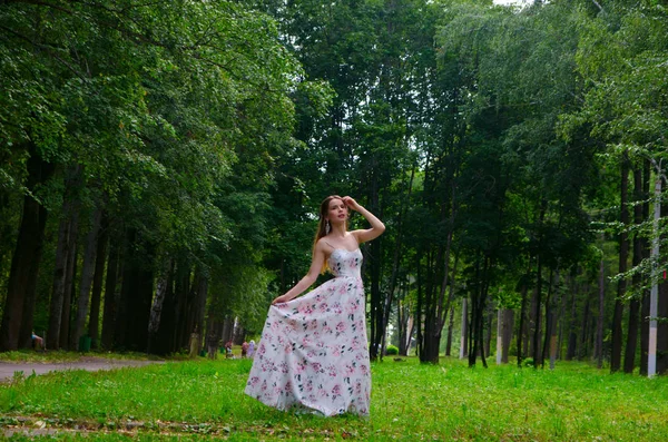 Vacker flicka i en vit klänning — Stockfoto