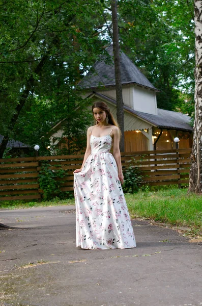 Piękna dziewczyna w białej sukience — Zdjęcie stockowe