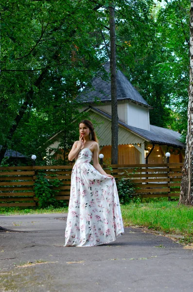 Bella ragazza in un abito bianco — Foto Stock