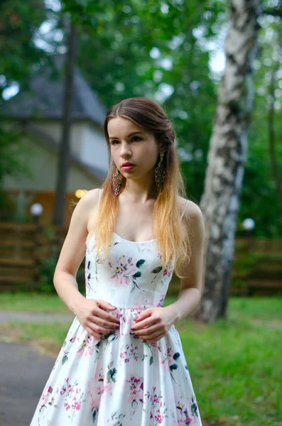 Menina bonita em um vestido branco — Fotografia de Stock