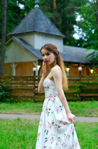 Belle fille dans une robe blanche — Photo