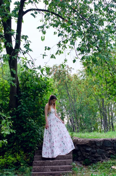 Belle fille dans une robe blanche — Photo