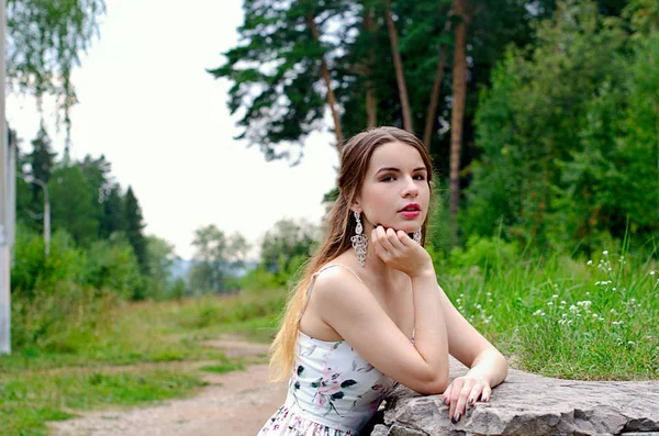 Belle fille dans une robe blanche — Photo