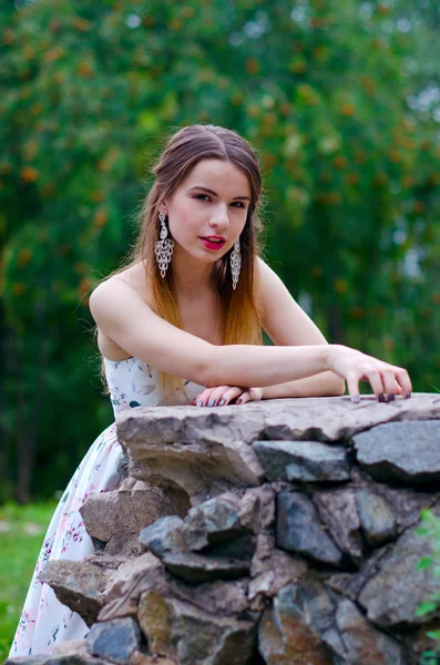 Menina bonita em um vestido branco — Fotografia de Stock