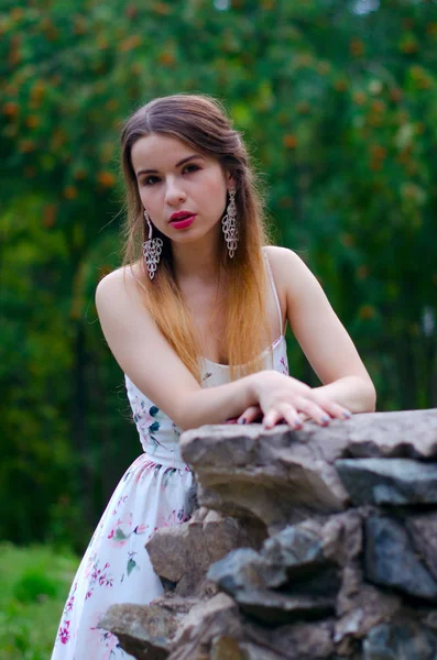 Menina bonita em um vestido branco — Fotografia de Stock