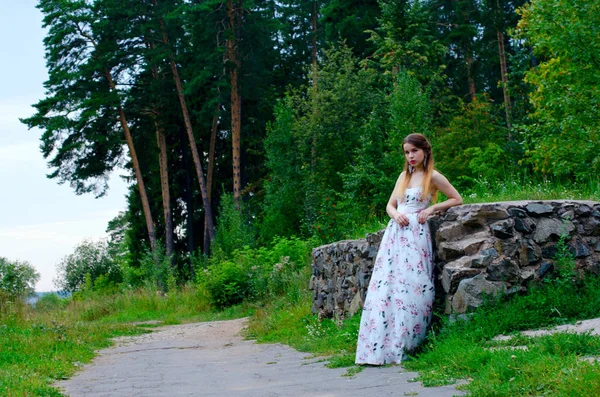 Schöne Mädchen in einem weißen Kleid — Stockfoto