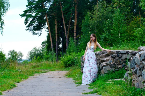 Belle fille dans une robe blanche — Photo