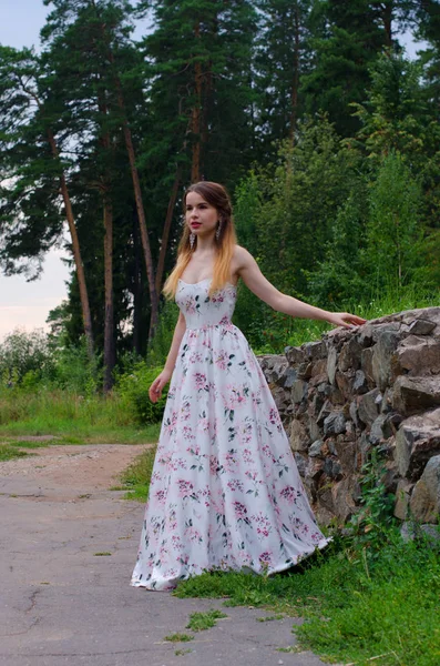 Schöne Mädchen in einem weißen Kleid — Stockfoto