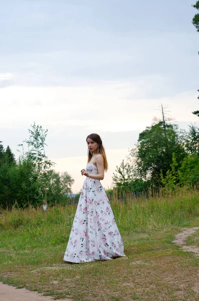 Belle fille dans une robe blanche — Photo