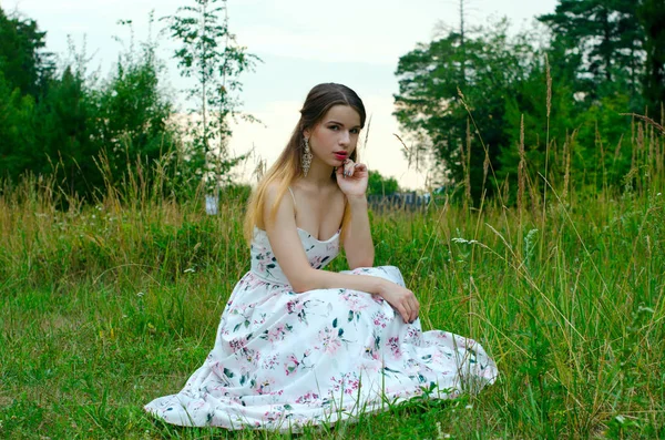 Hermosa chica en un vestido blanco —  Fotos de Stock