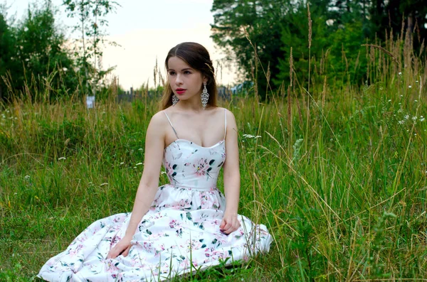 Piękna dziewczyna w białej sukience — Zdjęcie stockowe
