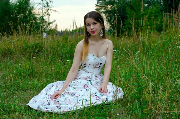 Schöne Mädchen in einem weißen Kleid — Stockfoto