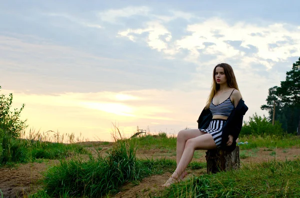 Belle fille sur la plage — Photo