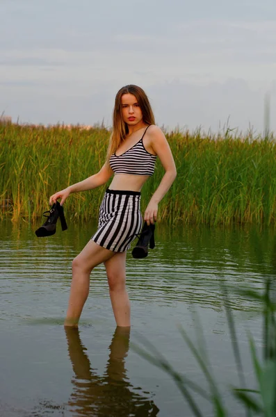 Bella ragazza in acqua — Foto Stock