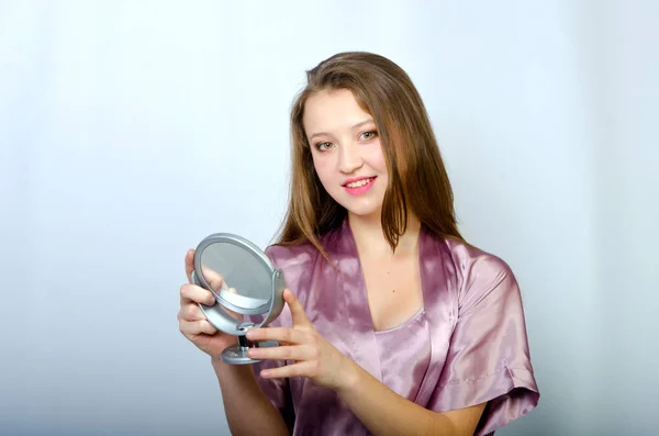 Beautiful girl doing makeup — Stock Photo, Image