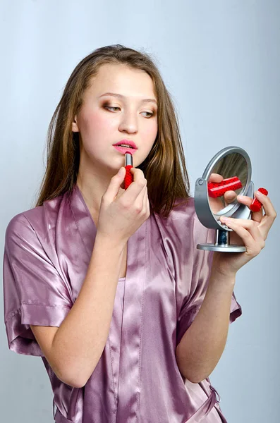 Belle fille faisant maquillage — Photo