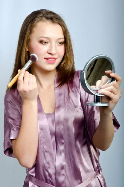 Menina bonita fazendo maquiagem — Fotografia de Stock