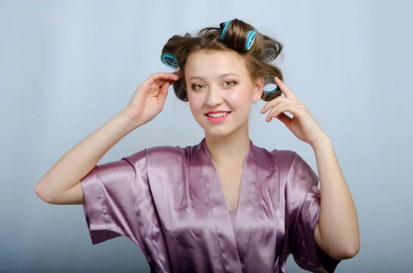 Menina bonita em encrespadores de cabelo — Fotografia de Stock