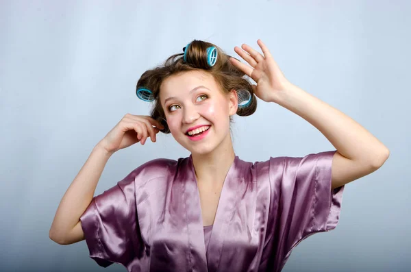 Menina bonita em encrespadores de cabelo — Fotografia de Stock