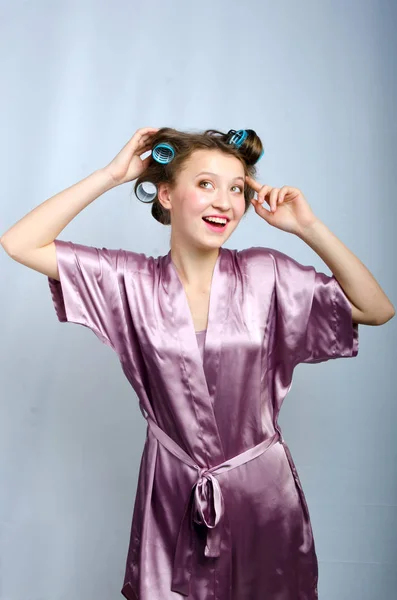 Menina bonita em encrespadores de cabelo — Fotografia de Stock