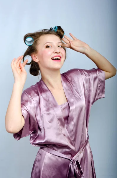 Menina bonita em encrespadores de cabelo — Fotografia de Stock