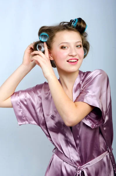 Menina bonita em encrespadores de cabelo — Fotografia de Stock