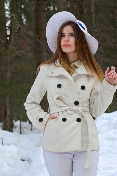 코트에서 아름 다운 소녀 — 스톡 사진