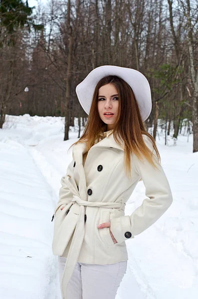Hermosa chica en un abrigo —  Fotos de Stock