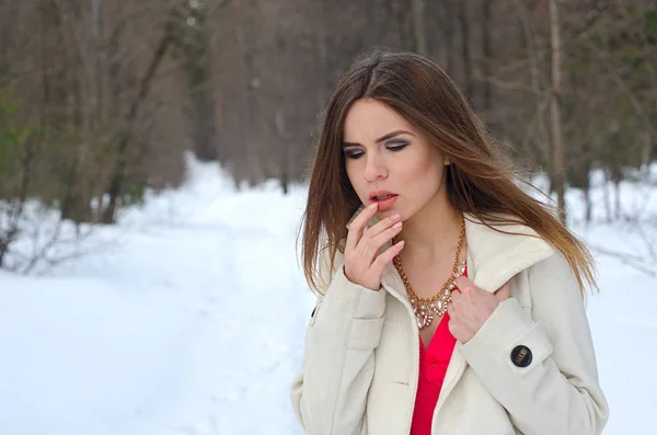 Bella ragazza in abito e cappotto — Foto Stock