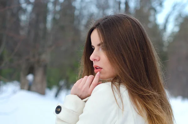 Bella ragazza in abito e cappotto — Foto Stock