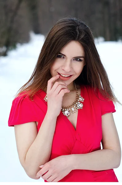 Hermosa chica en vestido rojo —  Fotos de Stock