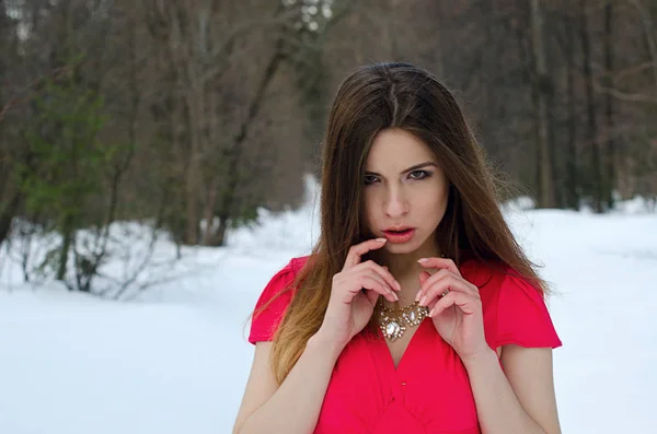 Hermosa chica en vestido rojo —  Fotos de Stock